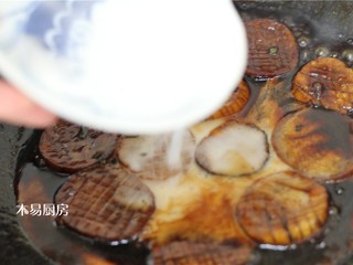 12、蚝油杏鲍菇,倒入调好的水淀粉，勾一个薄芡，新手可以试着徐徐添加，不要一次贪多都放进去就成了浆糊了。
