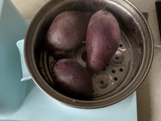 1、紫薯牛奶小方,紫薯洗净蒸熟