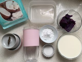 2、紫薯牛奶小方,其他材料备好。