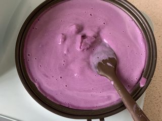 4、紫薯牛奶小方,倒入奶锅