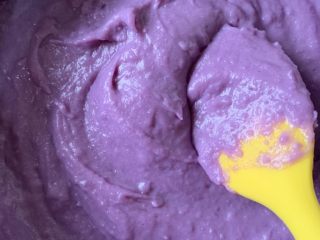 5、紫薯牛奶小方,小火加热并不断搅拌至浓稠