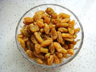 5、紫薯软欧包,利用发酵的空档把葡萄干用温水泡一小时至膨大,沥干水分备用。(图中是泡好的葡萄干)