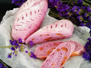 17、紫薯软欧包,天然的紫色很漂亮!