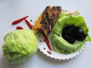 1、腊肉蒜香卷心菜,准备好各个食材