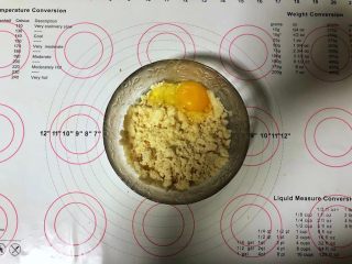 3、红豆沙小小酥,3、倒入全蛋液。