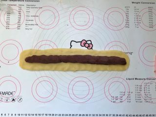 8、红豆沙小小酥,8、红豆沙取一半搓成跟酥皮差不多长度的长条后包入。