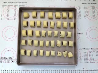11、红豆沙小小酥,11、切成大小均匀的小块。