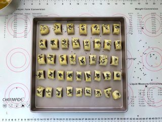 12、红豆沙小小酥,12、放入烤盘中,依次刷上一层薄薄的蛋黄液,再撒上黑芝麻。