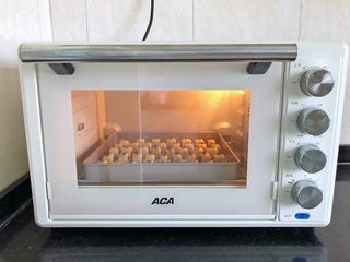 13、红豆沙小小酥,13、烤箱预热至150度上下火,放入烤盘烘烤20分钟后取出即可。