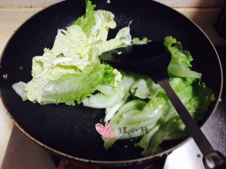 2、麻辣鱼片儿,锅内入花椒油，下入生菜爆炒