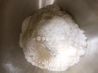 1、一发的淡奶油辫子面包,先把所有的粉类，放入桶里，混合均匀。