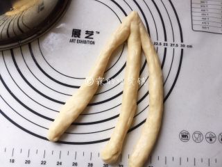 8、一发的淡奶油辫子面包,长条的面团，顶部一定要捏紧捏牢。