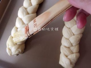 10、一发的淡奶油辫子面包,刷上全蛋液，烤箱预热，175度，约20分钟（具体的时间、温度请根据自家烤箱灵活设定。）