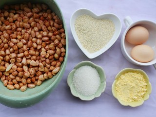 1、满满童年记忆的糖霜花生,准备好所有食材。