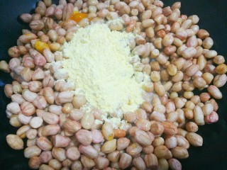 3、满满童年记忆的糖霜花生,加上一层玉米淀粉，漏掉多余的淀粉。