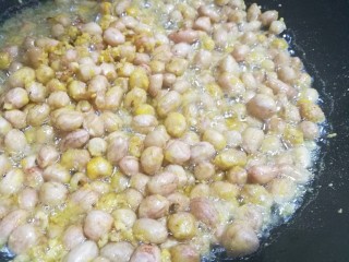 4、满满童年记忆的糖霜花生,六成油热下锅炸至金黄色捞出控油。