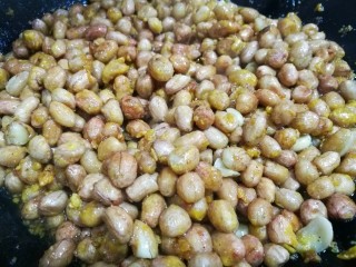 6、满满童年记忆的糖霜花生,快速把所有烤过的花生米倒入糖浆里，用铲子不停地翻炒，尽量让所有花生米都裹上糖浆，火力保持在中小火。糖浆里的水分慢慢被炒干，就会开始反沙，一旦出现白霜，就把火给关掉。