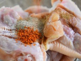 2、有秘方！又香又脆的香辣脆皮鸡翅,倒入胡椒粉、辣椒粉、五香粉、料酒、盐