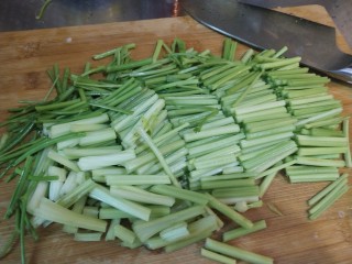 1、芹菜两吃(清炒芹菜vs凉拌芹菜叶),芹菜茎切段