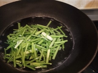 2、芹菜两吃(清炒芹菜vs凉拌芹菜叶),焯水，不然吃起来很难嚼