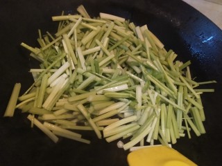 5、芹菜两吃(清炒芹菜vs凉拌芹菜叶),放入芹菜