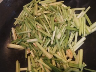 6、芹菜两吃(清炒芹菜vs凉拌芹菜叶),加生抽耗油