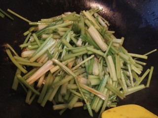 7、芹菜两吃(清炒芹菜vs凉拌芹菜叶),放盐尝味道