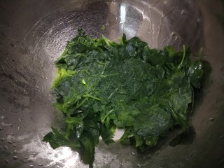 10、芹菜两吃(清炒芹菜vs凉拌芹菜叶),挤干水分