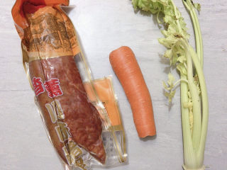 1、胡萝卜炒腊肉,主要食材如图所示示意，腊肉、萝卜、西芹