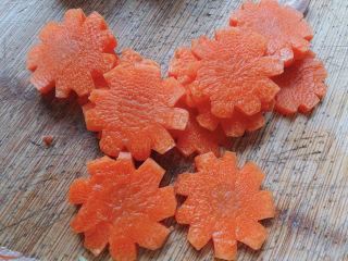 2、胡萝卜炒腊肉,胡萝卜洗净去皮切片，有时间的小伙伴，可以如图切成小花状，小朋友会更爱吃的