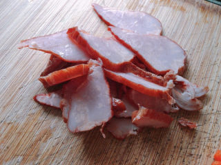 3、胡萝卜炒腊肉,腊肉切片