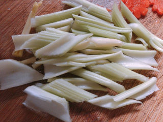 4、胡萝卜炒腊肉,西芹洗净斜切成段