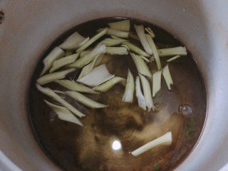 5、胡萝卜炒腊肉,加入沸腾的水中汆烫一下捞出备用