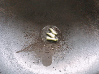 6、胡萝卜炒腊肉,锅烧热油，加入葱白爆炒出香味