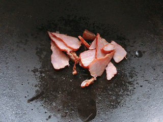 7、胡萝卜炒腊肉,加入腊肉翻炒出熏香
