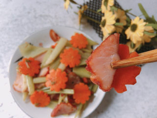 11、胡萝卜炒腊肉,胡萝卜炒腊肉就完成啦~