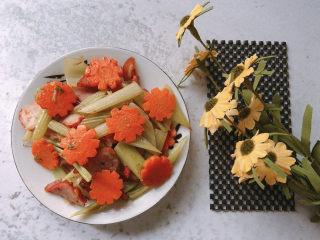 10、胡萝卜炒腊肉,最后翻炒均匀出锅