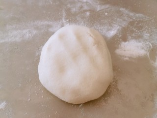 4、油炸汤圆,将煮好的面片与面团混合揉匀 为了增加面团的粘性