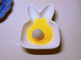 13、油炸汤圆,裹上面包糠