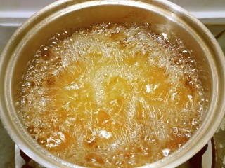 17、油炸汤圆,用中小火炸制