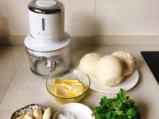 1、蒜香馒头片,先把材料备好。黄油微波炉软化
