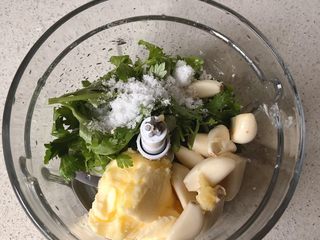 3、蒜香馒头片,所有材料放入搅拌机