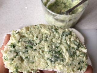 6、蒜香馒头片,馒头片涂满馅料，不喜欢可以少涂一点