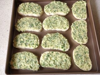 7、蒜香馒头片,依次做好