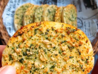 11、蒜香馒头片,个嘣脆-大蒜味