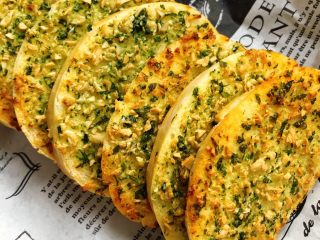 13、蒜香馒头片,色泽金黄！