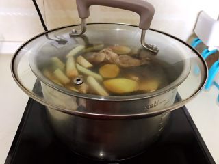 13、东北酱大骨,盖上锅盖，大火烧开后小火慢烧50分钟