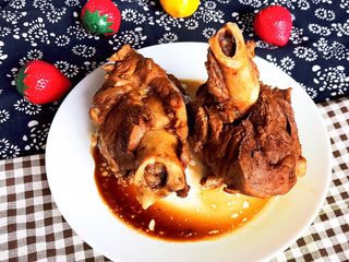 15、东北酱大骨,东北酱大骨出锅了，要用漏勺轻轻的捞出来，大骨味道鲜香，太香了~