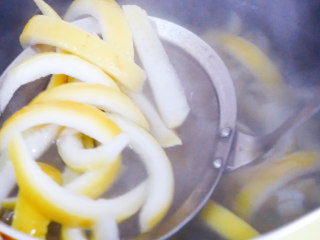 4、清新健脾柠檬条,捞出柠檬条。