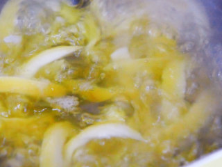 5、清新健脾柠檬条,重新烧水煮沸，再次放入柠檬条，煮3-5分钟。